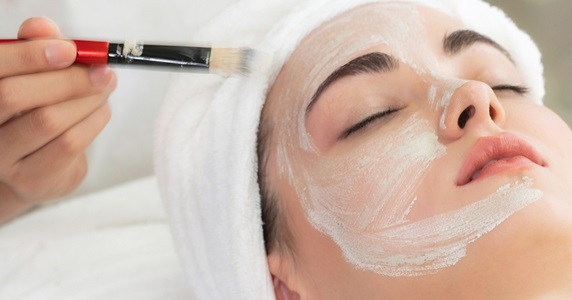 COSMETOLOGÍA Y MAQUILLAJE
